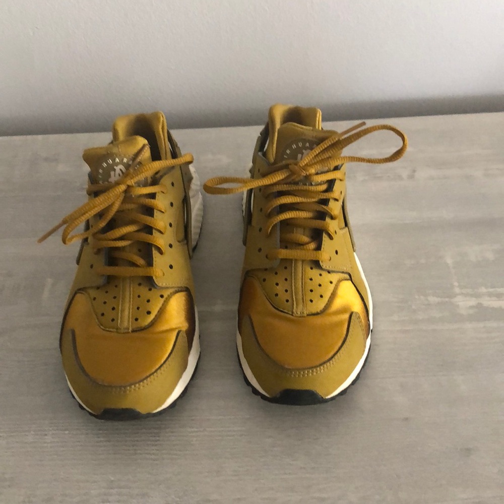 Bronze Nike Haurache’s.